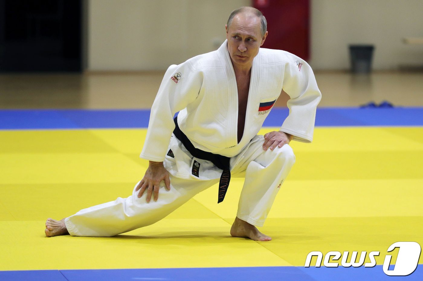 (소치 AFP=뉴스1) 우동명 기자 = 블라디미르 푸틴 러시아 대통령이 14일(현지시간)  소치에서 러시아 유도 국가대표 선수들과 연습에 참가해 몸을 풀고 있다.ⓒ AFP=뉴스1
