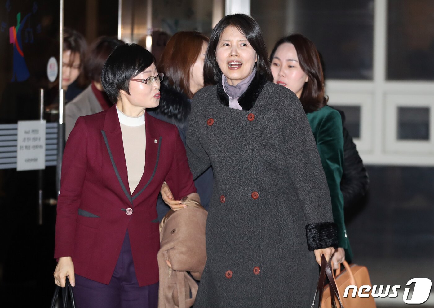본문 이미지 - 최영미 시인이 15일 오후 서울 서초동 서울중앙지법에서 고은 시인이 자신과 언론사 등을 상대로 낸 손해배상 청구 소송 판결을 마치고 법원을 나서고 있다. 2019.2.15/뉴스1 ⓒ News1 구윤성 기자