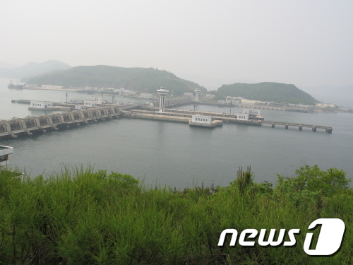 북한 남포시 대동강 하구에 있는 서해갑문 (통일부 통일교육원 제공) © 뉴스1