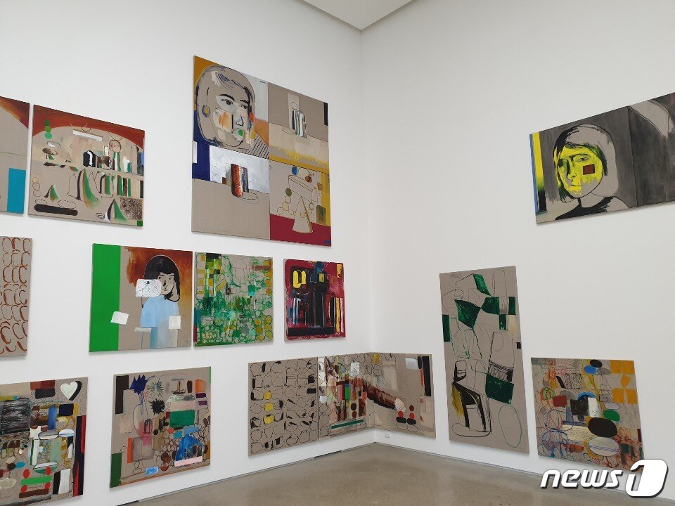 본문 이미지 - 백현진 '노동요: 흙과 매트리스와 물결' 전시전경ⓒ 뉴스1