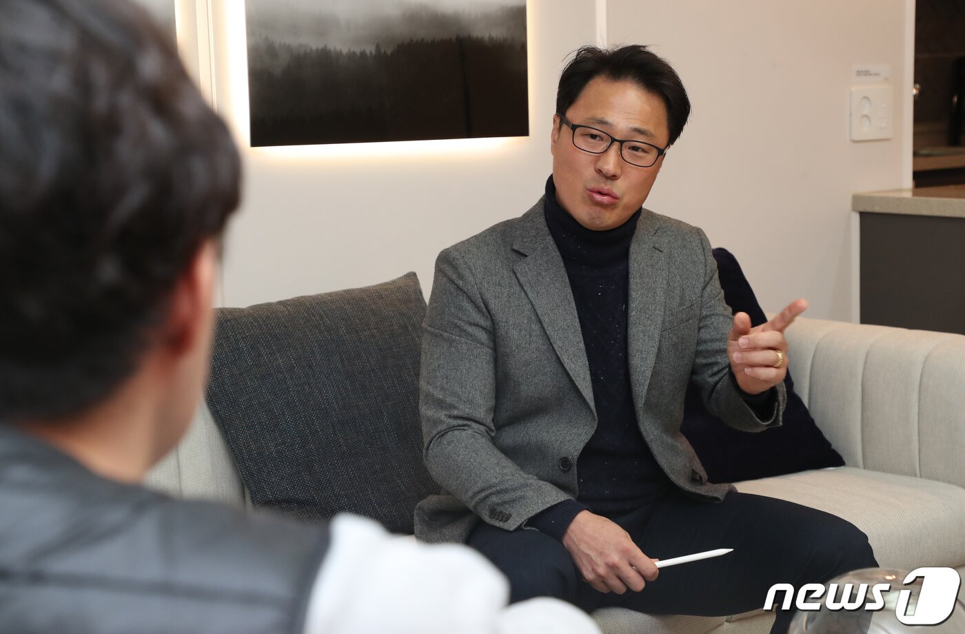본문 이미지 - 17일 <뉴스1> 기자와 인터뷰를 하고 있는 김철민 대연마루 양우내안애 퍼스트 지역주택조합 조합장. 2019.2.17/뉴스1 ⓒ News1 여주연 기자