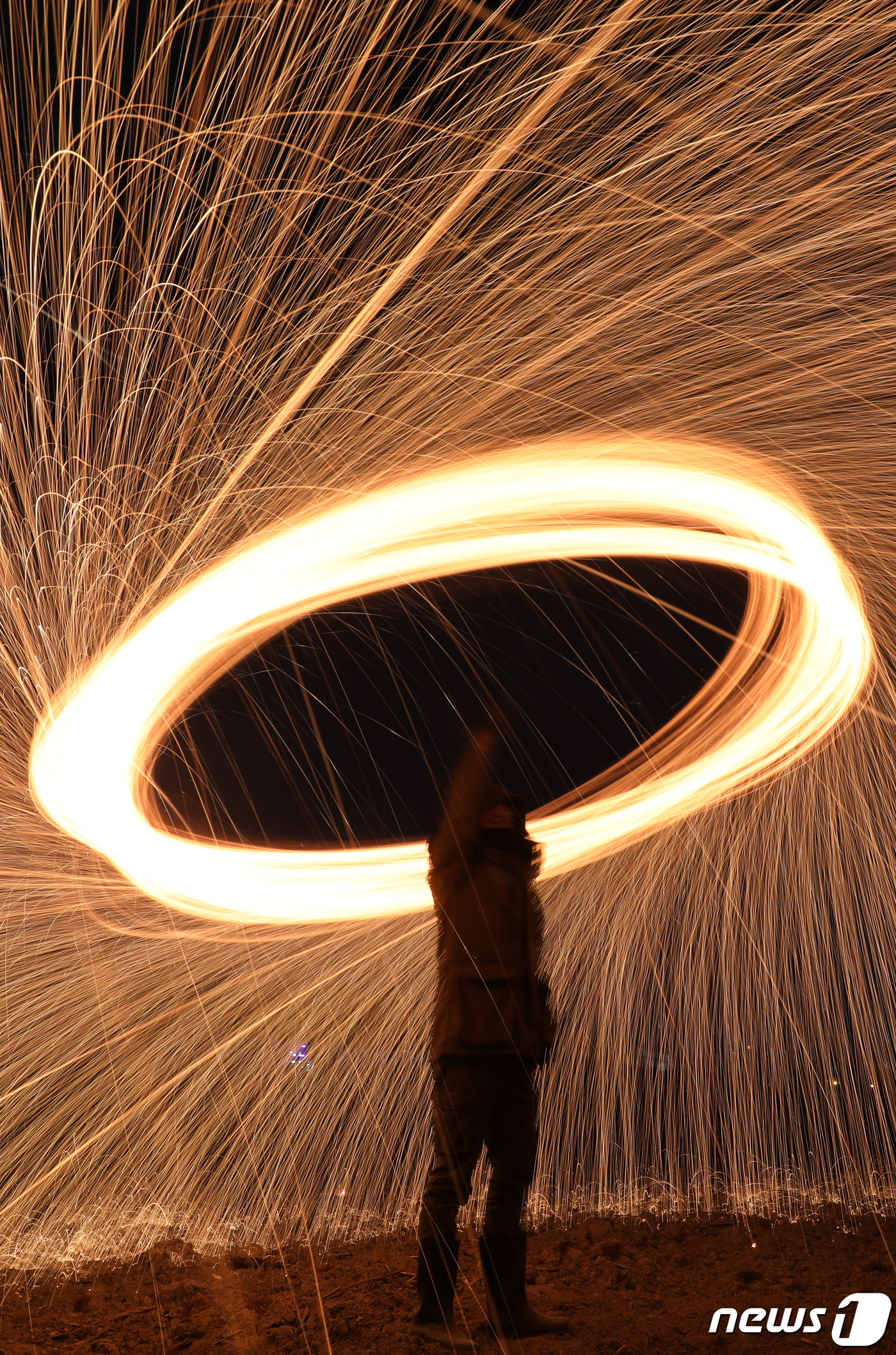 (대구=뉴스1) 공정식 기자 = 정월대보름을 앞둔 16일 오후 대구 동구 반야월 들판에서 시민들이 쥐불놀이를 하고 있다. 달집태우기와 함께 정월대보름을 대표하는 세시풍속인 쥐불놀이 …