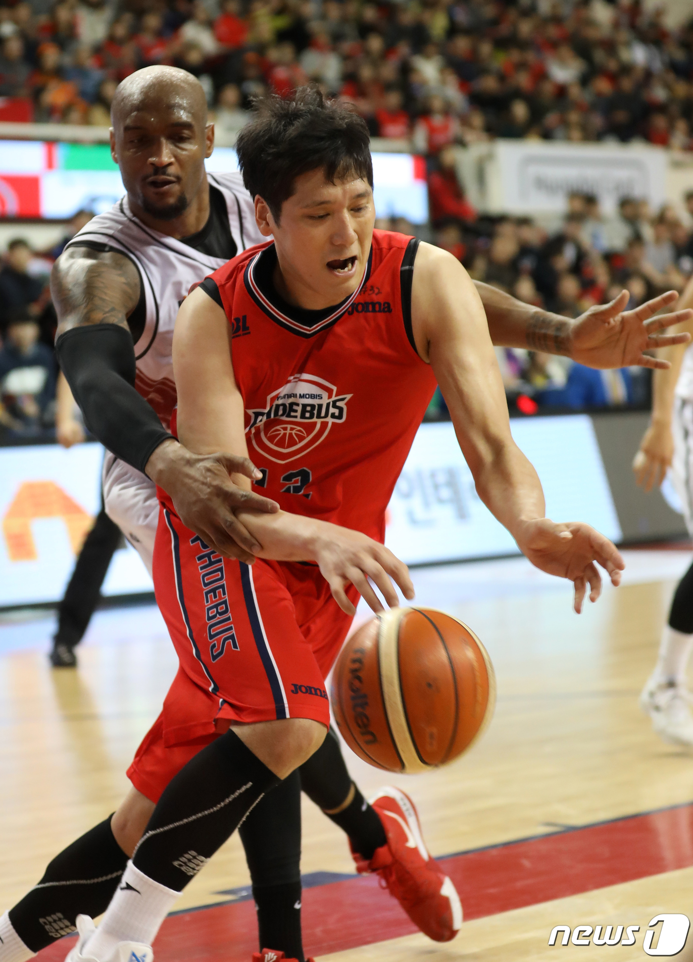 (울산=뉴스1) 조민주 기자 = 17일 울산 동천체육관에서 열린 2018-2019 SKT 5GX 프로농구 울산 현대모비스와 안양 KGC의 경기에서 모비스 함지훈이 돌파를 하고 있다 …