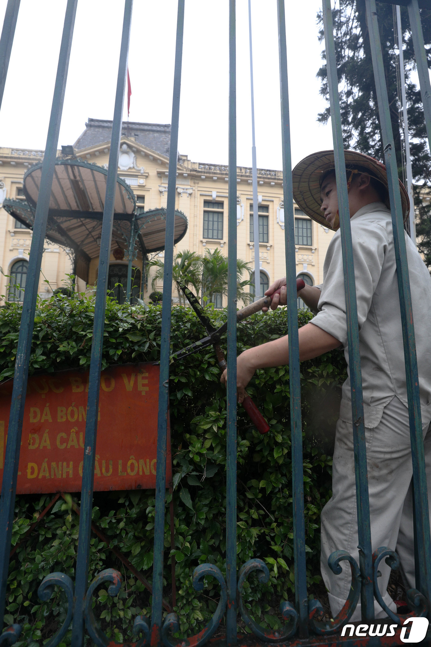 (하노이(베트남)=뉴스1) 박세연 기자 = 2차 북미정상회담을 10일 앞둔 17일 베트남 하노이의 정부게스트하우스(영빈관) 앞에서 관계자가 정원 정비작업을 하고 있다. 2차 북미정 …