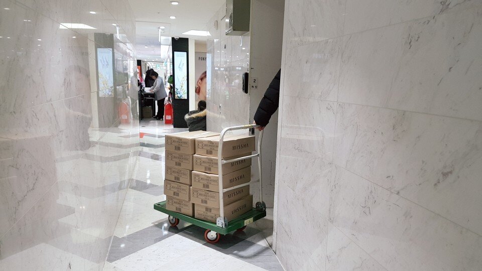 본문 이미지 - 대량 구매한 제품들을 수레에 실어 승강기로 이동하는 따이공.2019.02.15ⓒ 뉴스1정혜민 기자