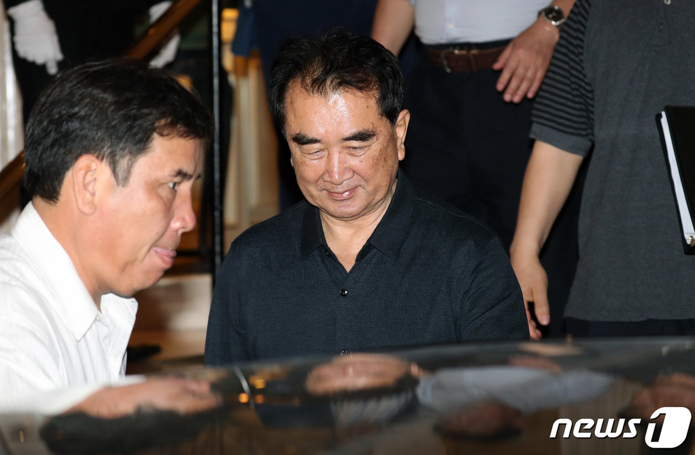 (하노이(베트남)=뉴스1) 박세연 기자 = 김창선 북한 국무위원회 부장이 17일 베트남 하노이의 소피텔레전드메트로폴하노이 호텔을 살펴본 후 나서고 있다. 2019.2.17/뉴스1