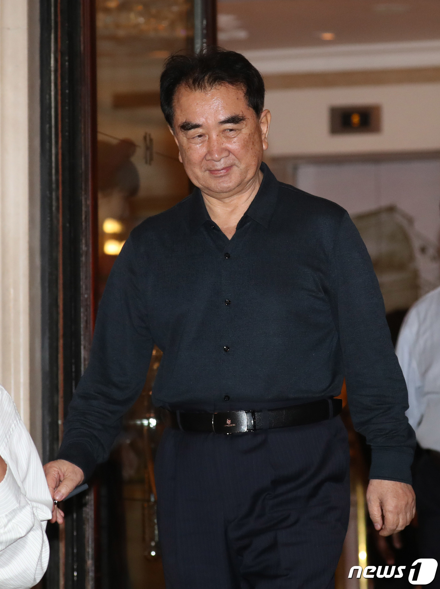 (하노이(베트남)=뉴스1) 박세연 기자 = 김창선 북한 국무위원회 부장이 17일 베트남 하노이의 소피텔레전드메트로폴하노이 호텔을 살펴본 후 나서고 있다. 2019.2.17/뉴스1