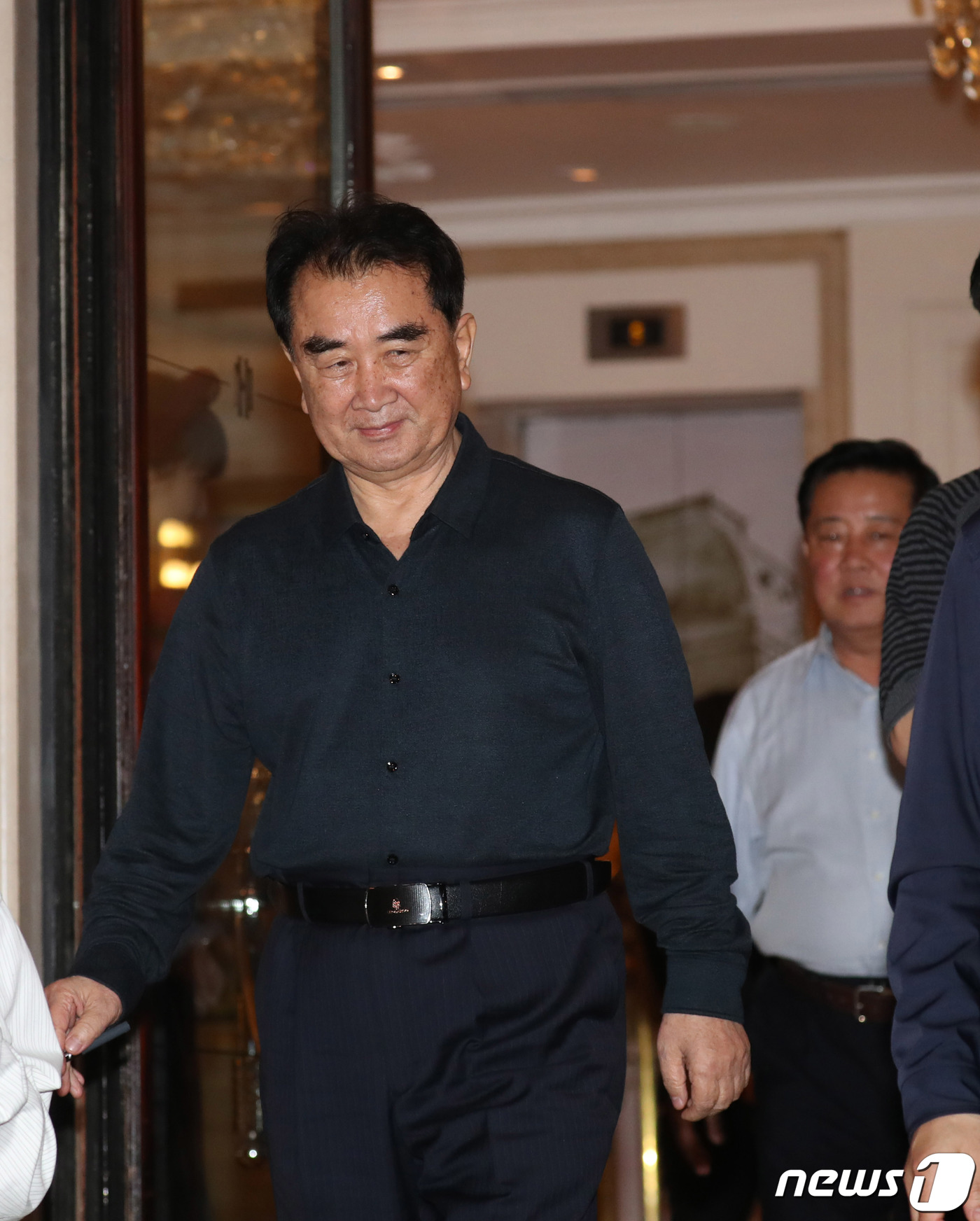 (하노이(베트남)=뉴스1) 박세연 기자 = 김창선 북한 국무위원회 부장이 17일 베트남 하노이의 소피텔레전드메트로폴하노이 호텔을 살펴본 후 나서고 있다. 김부장 오른쪽은 김철규 호 …