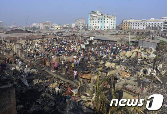[사진] 화재로 잿더미만 남은 방글라데시 빈민가