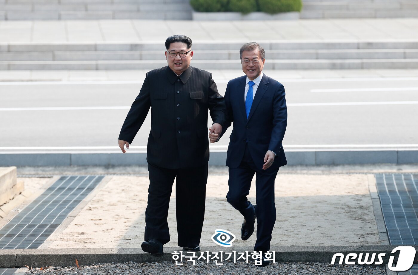 본문 이미지 - 한국사진기자협회 제55회 한국보도사진상 대상에 동아일보 원대연 기자의 사진이 선정됐다. 지난해 4월 27일 문재인 대통령과 김정은 북한 국무위원장이 남북정상회담이 열린 판문점에서 만나 손을 잡고 함께 군사분계선을 넘는 모습. (한국사진기자협회 제공) 2019.2.18/뉴스1