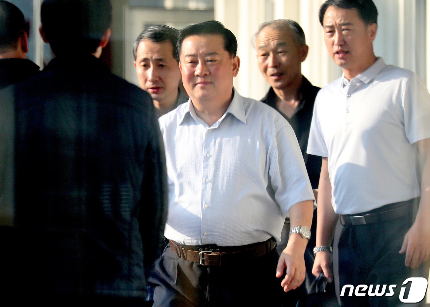 (하노이(베트남)=뉴스1) 박세연 기자 = 김철규 북한 호위사령부 부사령관이 18일 숙소인 베트남 하노이의 정부게스트하우스(영빈관)를 나서고 있다. 2019.2.18/뉴스1