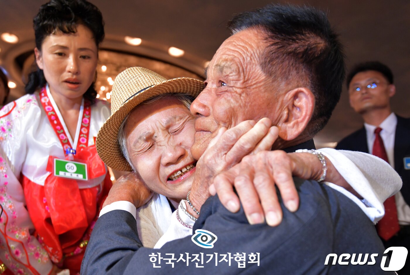본문 이미지 - 한국사진기자협회 제55회 한국보도사진상 제너럴 뉴스(General news) 부문 최우수상에 노컷뉴스 박종민 기자의 사진이 선정됐다. 지난해 8월 20일 금강산호텔에서 열린 제21차 남북 이산가족 단체상봉 행사에서 남측 이금섬(92) 할머니가 피난길에서 헤어질 당시 4살이었던 북측 아들 리상철(71)씨 만나 부둥켜안고 있는 모습.(한국사진기자협회 제공) 2019.2.18/뉴스1