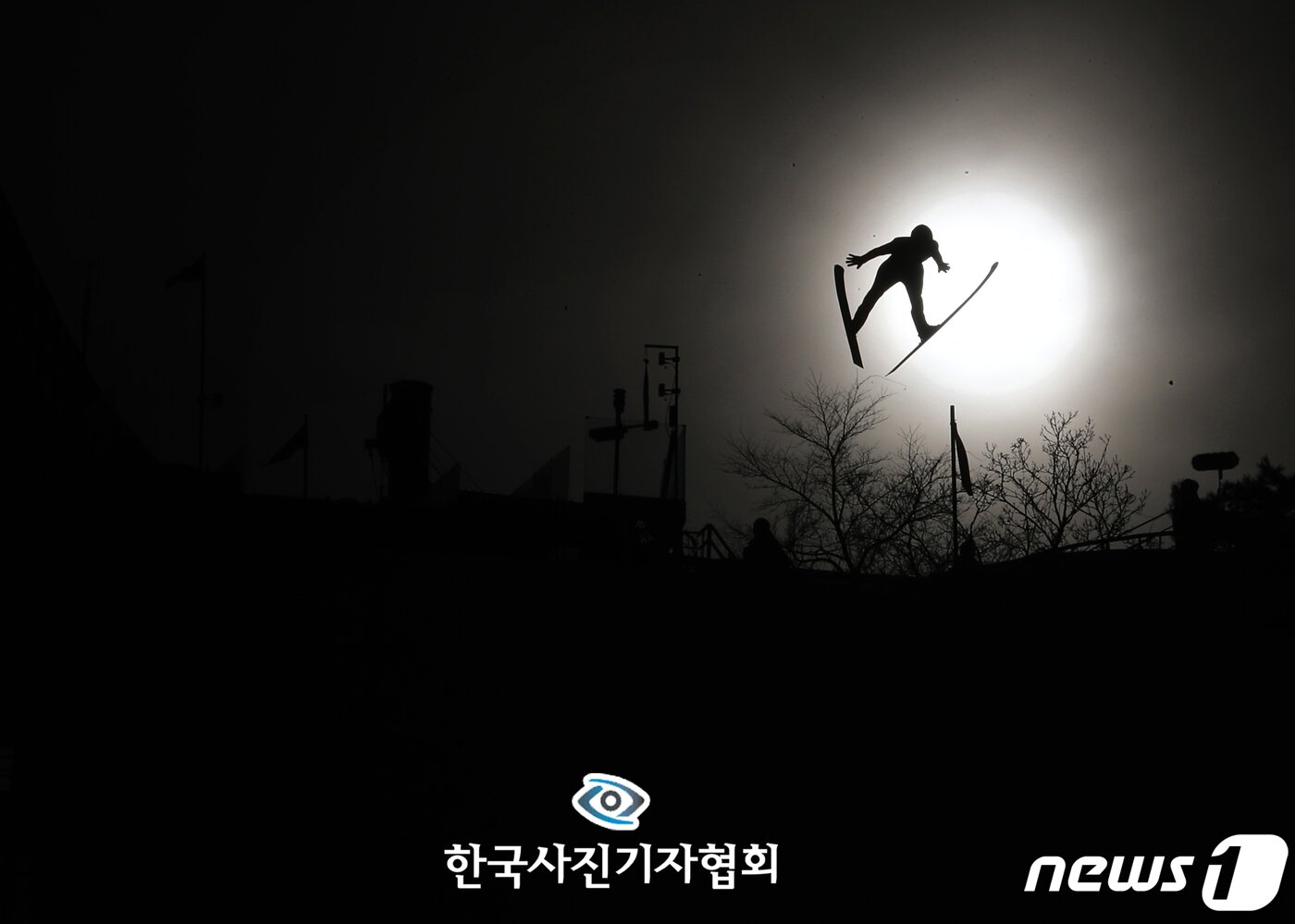본문 이미지 - 한국사진기자협회 제55회 한국보도사진상 스포츠 액션(Sports action) 부문 최우수상에 연합뉴스 신준희 기자의 사진이 선정됐다. 지난해 2월 19일 평창 알펜시아 스키점프센터에서 2018 평창동계올림픽 노르딕복합 라지힐 개인 10km에 출전하는 선수들이 공식 연습점프를 하는 모습. (한국사진기자협회 제공) 2019.2.18/뉴스1