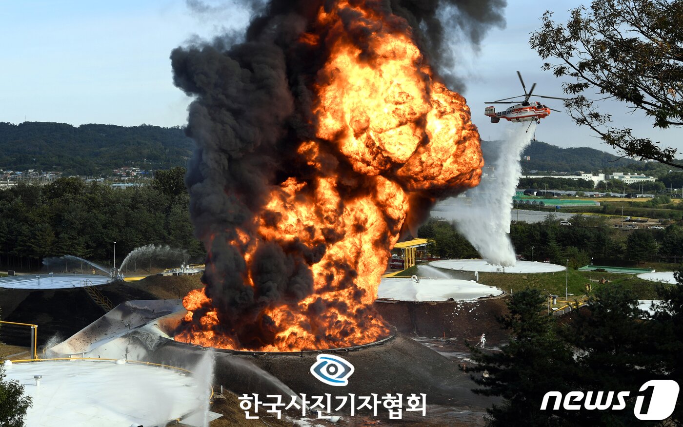 본문 이미지 - 한국사진기자협회 제55회 한국보도사진상 스팟 뉴스(Spot news) 부문 최우수상에 한국경제 허문찬 기자의 사진이 선정됐다. 지난해 10월 7일 오전 11시께 경기도 고양시 대한송유관공사의 지하 탱크에서 불이 나 소방 당국이 진화작업을 하고 있는 모습.(한국사진기자협회 제공) 2019.2.18/뉴스1