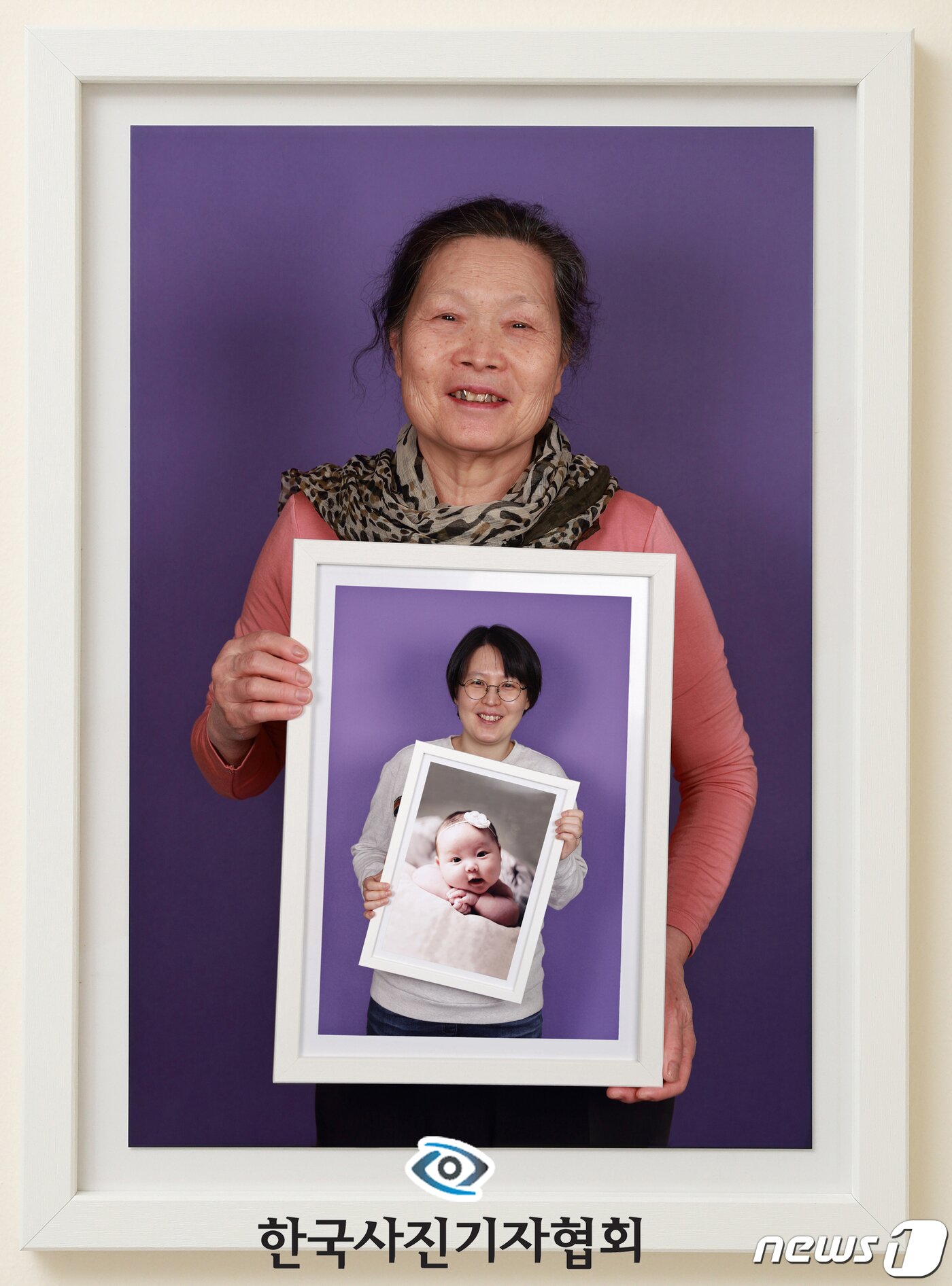 본문 이미지 - 한국사진기자협회 제55회 한국보도사진상 포트레이트(Portrait) 부문 최우수상에 한겨레 이정아 기자의  '모녀 3대의 삶을 통해 본 여성인권 변천사'가 선정됐다. (한국사진기자협회 제공) 2019.2.18/뉴스1