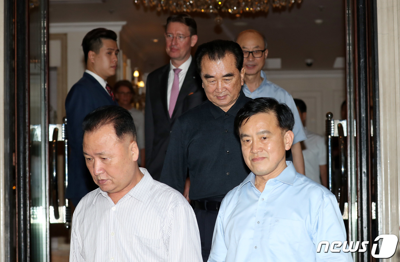 (베트남(하노이)=뉴스1) 박세연 기자 = 김창선 북한 국무위원회 부장(검은옷)이 18일 베트남 하노이의 소피텔레전드메트로폴하노이호텔을 방문 후 나서고 있다. 2차 북미정상회담은 …