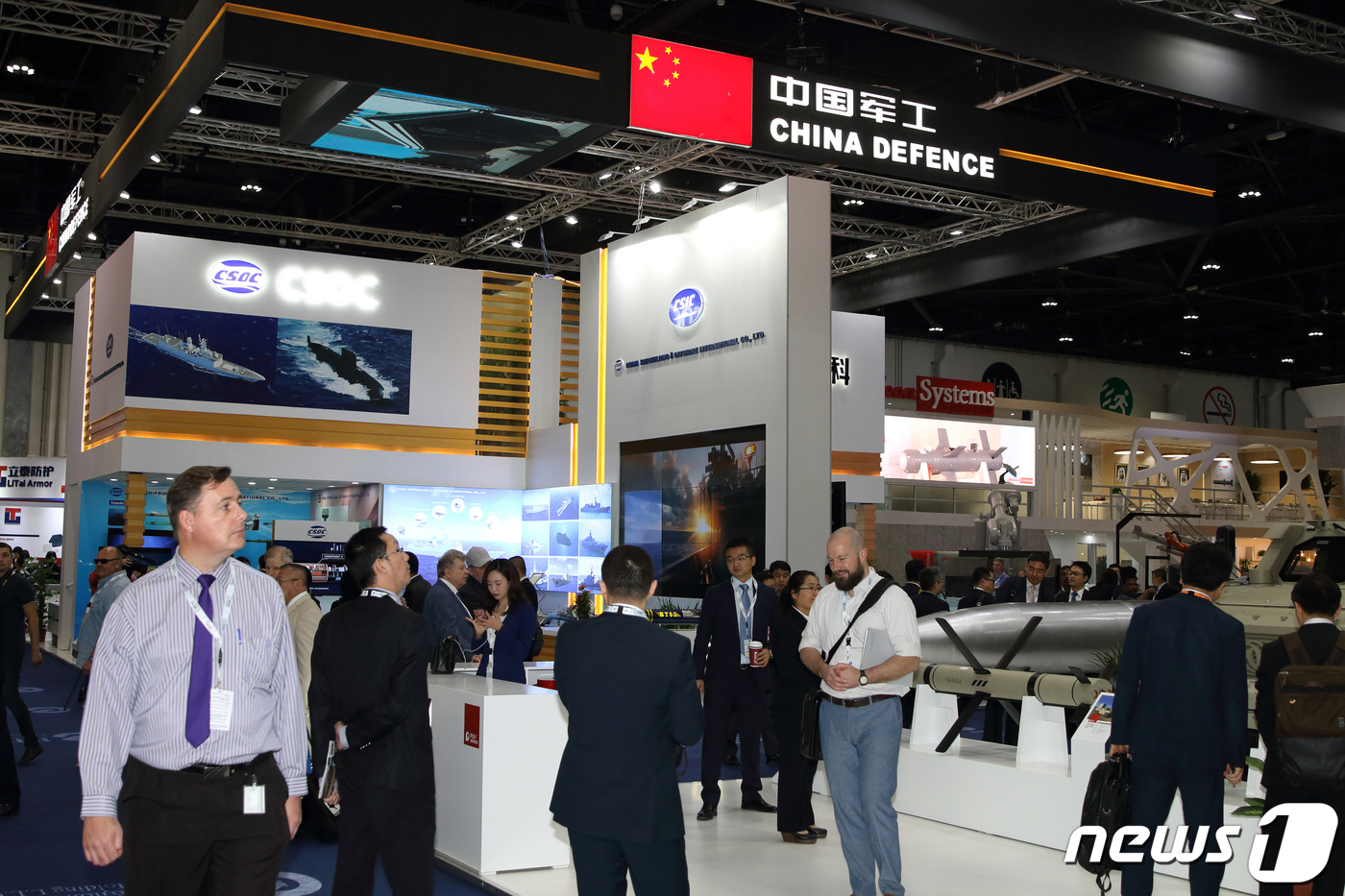 (서울=뉴스1) 국방부공동취재단 = 18일(현지시간) 아랍에미리트(UAE) 아부다비 국립전시장(ADNEC)에서 열린 방산전시회 IDEX 2019에 중국관이 마련돼 있다. 최대 방산 …