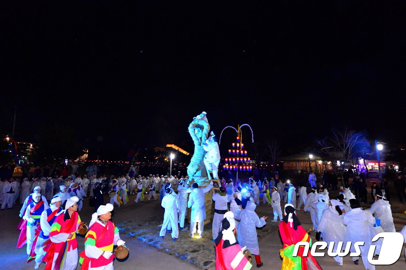 본문 이미지 - 전북 고창군은 18일 오후 고창읍 중앙당산 일대에서 정월대보름을 맞아 한 해의 풍년을 기원하고, 지역의 안녕을 기원하는 ‘제38회 고창오거리 당산제를 개최했다.  당산 옷입히기 행사ⓒ 뉴스1