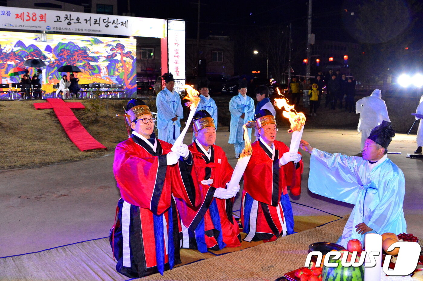 본문 이미지 - 전북 고창군은 18일 오후 고창읍 중앙당산 일대에서 정월대보름을 맞아 한 해의 풍년을 기원하고, 지역의 안녕을 기원하는 ‘제38회 고창오거리 당산제를 개최했다. 초헌, 아헌, 종헌들이 당산에 제를 올리고 있다. /뉴스1