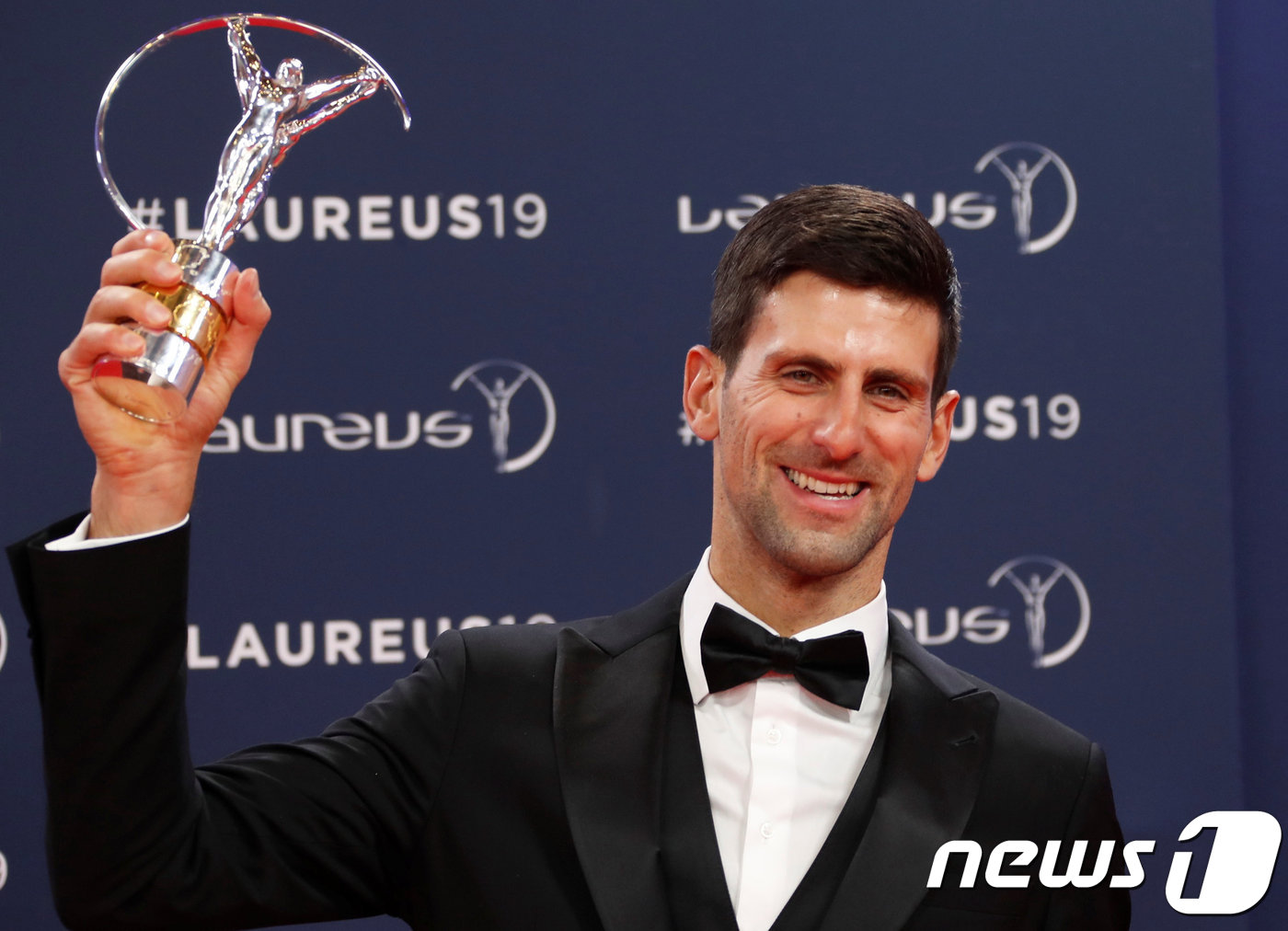(모나코 로이터=뉴스1) 우동명 기자 = 노박 조코비치가 18일(현지시간) 모나코에서 열린 2019년 라우레우스 스포츠 어워드에서 4번째로 올해의 선수 상을 받고 트로피에 입을 맞 …