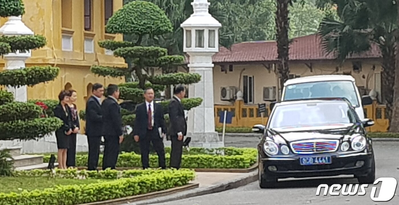본문 이미지 - 베트남 외교부 당국자들이 19일 오전 하노이의 베트남 외교부 청사 앞에서 김창선 북한 국무위원회 부장이 탑승한 검은색 차량을 배웅하고 있다. 2019.2.19/뉴스1 ⓒ News1 이원준 기자