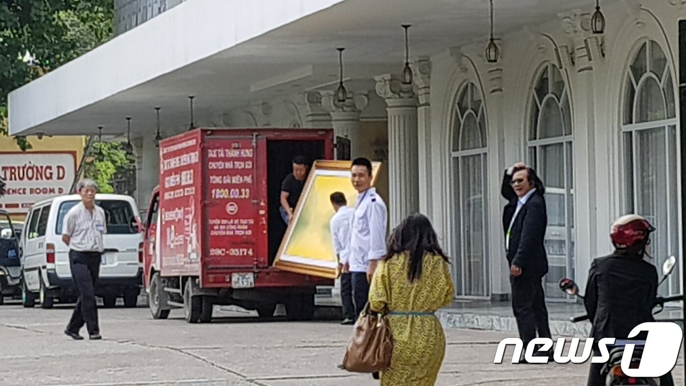 본문 이미지 - 북한 대표단이 숙소로 활용하는 베트남 정부 영빈관에 19일 오후(현지시간) 그림 액자가 반입되고 있다. ⓒ 뉴스1 이원준 기자