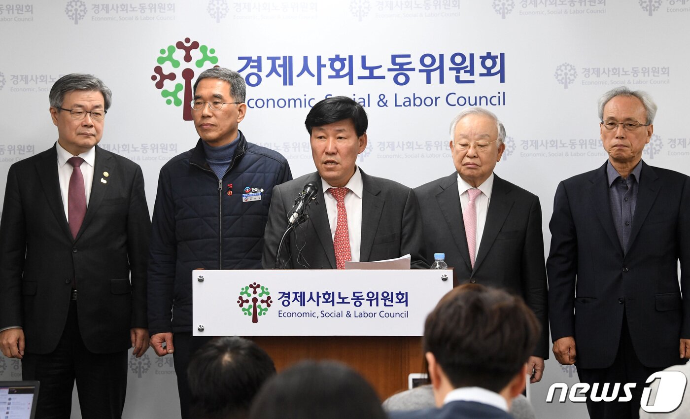 본문 이미지 - 노사정(勞使政) 사회적 대화 기구인 경제사회노동위원회(경사노위)가 탄력근로제 단위 기간을 현행 최대 3개월에서 최대 6개월로 연장하는 방안에 합의한 19일 오후 서울 경사노위에서 이철수 경사노위 노동시간제도개선위원회 위원장이 합의 결과를 발표 하고 있다. 왼쪽부터 이재갑 고용노동부장관, 김주영 한국노총 위원장, 이 위원장, 손경식 한국경영자총협회장, 문성현 경제사회노동위원회 위원장. 2019.2.19/뉴스1 ⓒ News1 오장환 기자