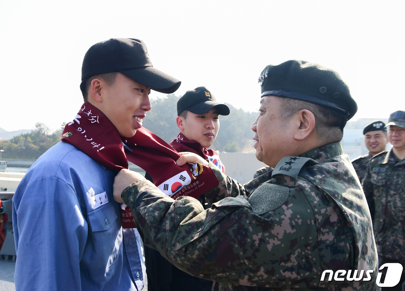 (서울=뉴스1) = 박한기 합참의장이 설 연휴가 시작된 2일 해군3함대사령부를 방문, 광주함에서 함께 근무하고 있는 형 이용남 하사와 동생 이용준 일병에게 합참 머플러를 직접 걸어 …