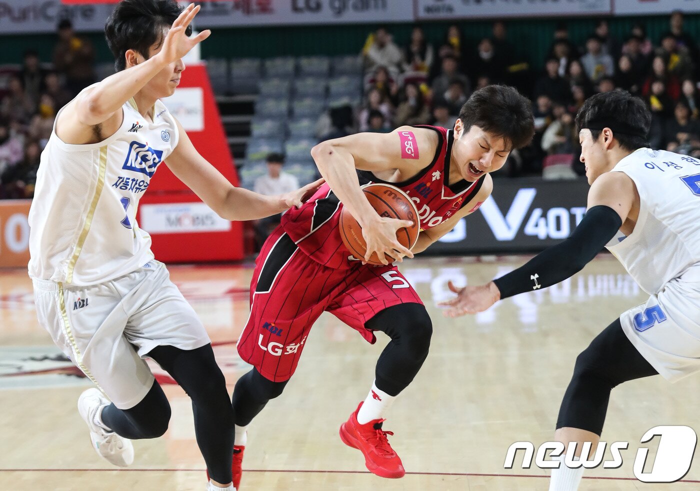 본문 이미지 - 2일 창원 실내체육관에서 열린 2018-2019 SKT 5GX 프로농구 창원 LG와 전주 KCC의 경기(KBL 제공). ⓒ 뉴스1