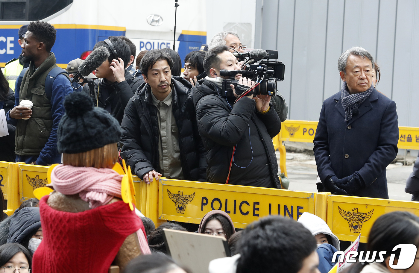 (서울=뉴스1) 이승배 기자 = 20일 오후 서울 종로구 옛 일본대사관 앞에서 열린 일본군 성노예제 문제해결을 위한 '제1375차 정기 수요집회'에 이케가미 아키라(오른쪽) 일본 …