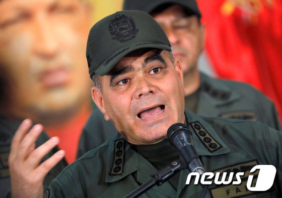 [사진] 베네수엘라 국방 “마두로 축출하려면 군부 죽여야”