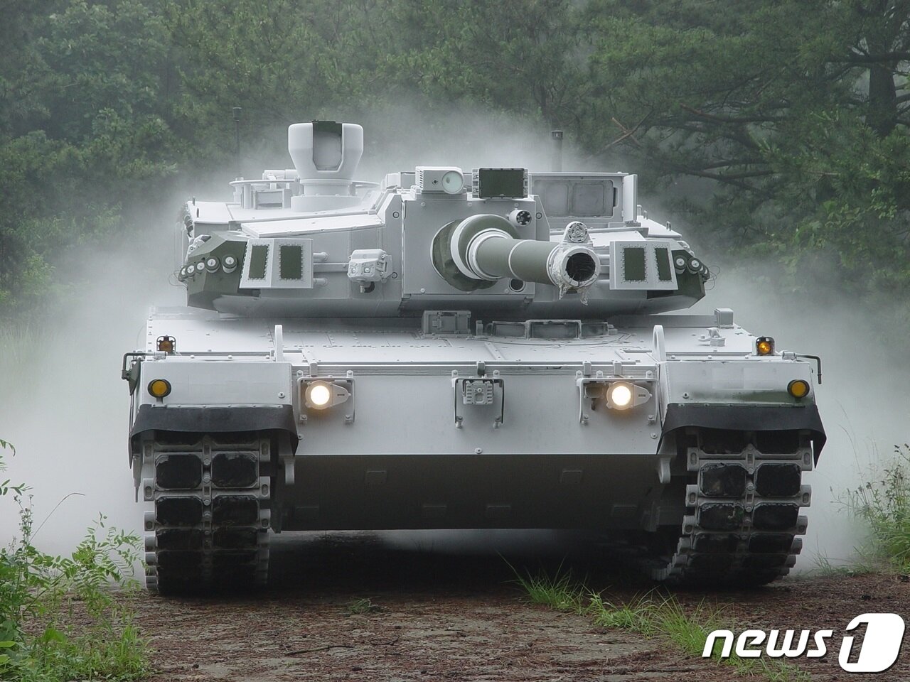 본문 이미지 - 저온(-32도)시동시험 후 주행 중인 K2전차. (방위사업청 제공) 2019.2.20/뉴스1