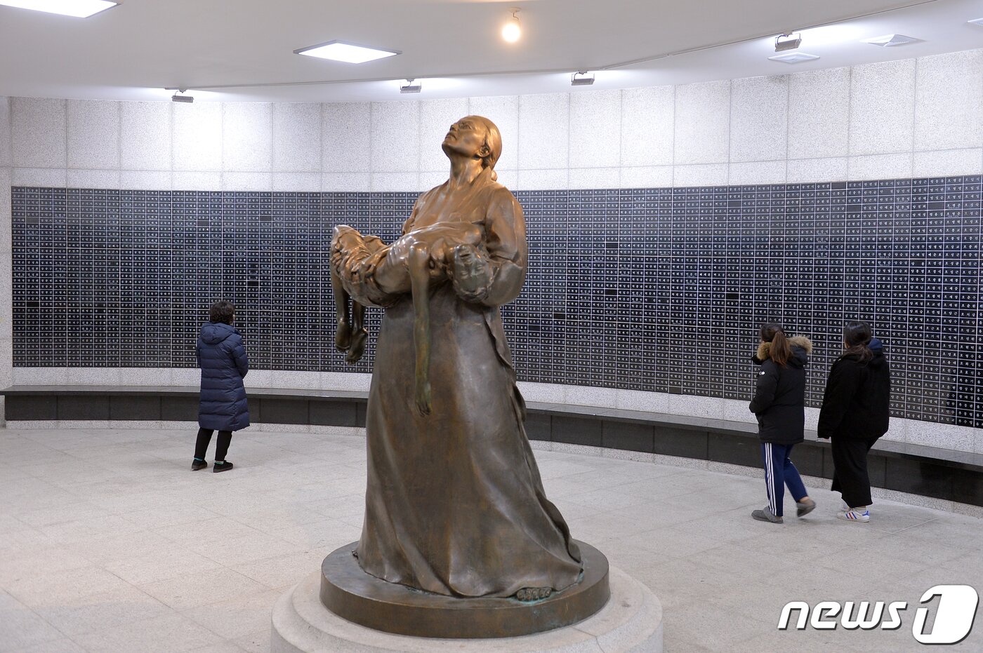 본문 이미지 -  광주 서구 쌍촌동 5·18기념공원 추모승화공간에서 시민들이 5·18 민주화운동에 참여한 관련자 명단이 새겨진 명판을 바라보고 있다.ⓒ News1