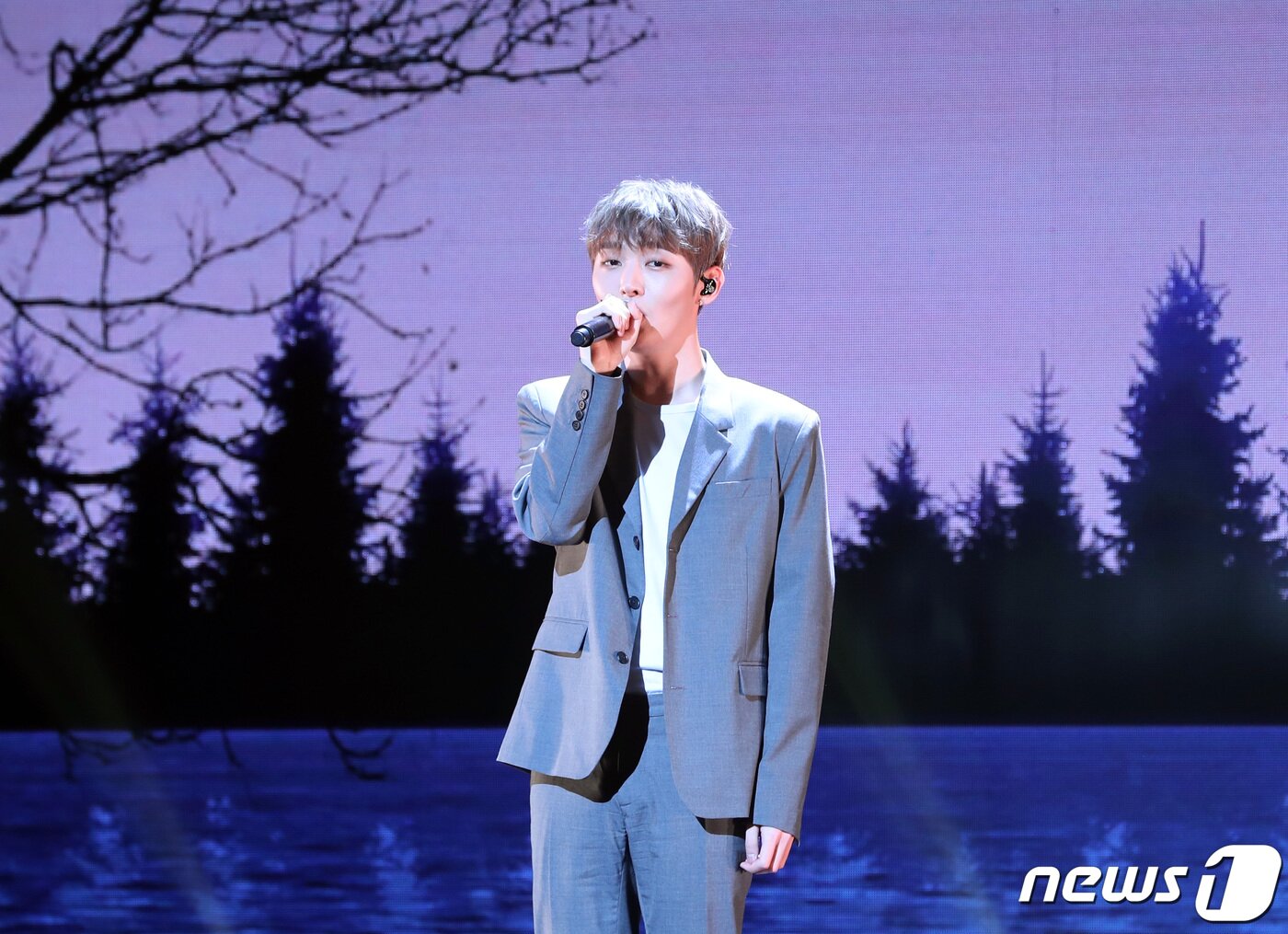 본문 이미지 - 워너원 출신 가수 윤지성이 20일 서울 용산구 한남동 블루스퀘어에서 열린 솔로 데뷔 앨범 ‘어사이드&#40;Aside&#41;’ 발매 기념 쇼케이스에 참석해 신곡을 선보이고 있다. 2019.2.20/뉴스1 ⓒ News1 권현진 기자
