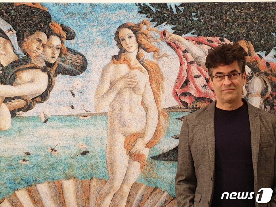 본문 이미지 - 크리스 조던이 20일 성곡미술관에서 작품 &#39;비너스&#39;에 대해 설명하고 있다.ⓒ 뉴스1