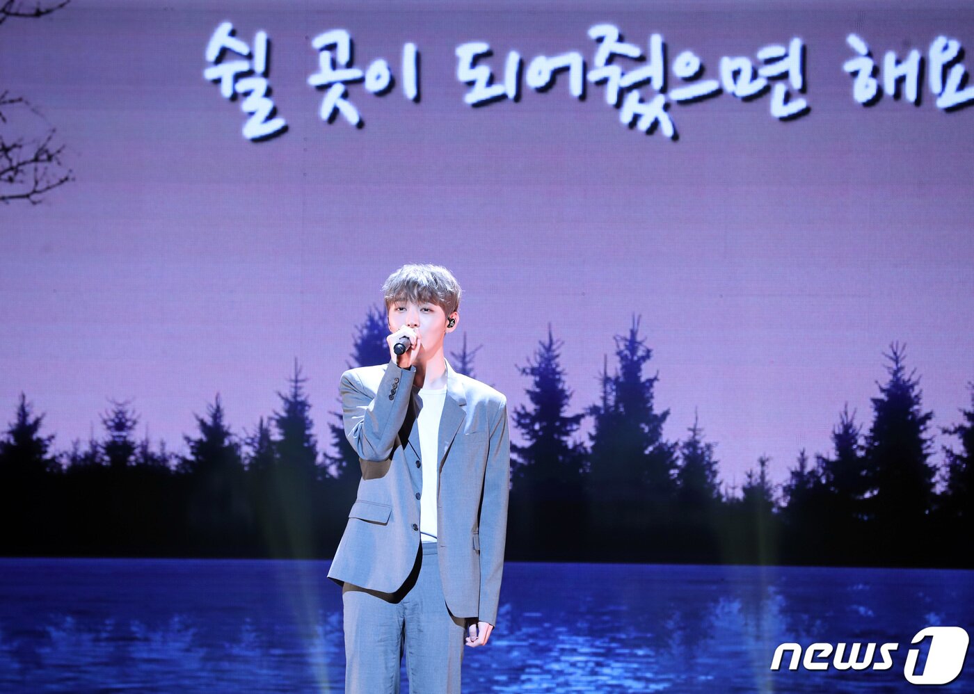 본문 이미지 - 워너원 출신 가수 윤지성이 20일 서울 용산구 한남동 블루스퀘어에서 열린 솔로 데뷔 앨범 ‘어사이드&#40;Aside&#41;’ 발매 기념 쇼케이스에 참석해 신곡을 선보이고 있다. 2019.2.20/뉴스1 ⓒ News1 권현진 기자