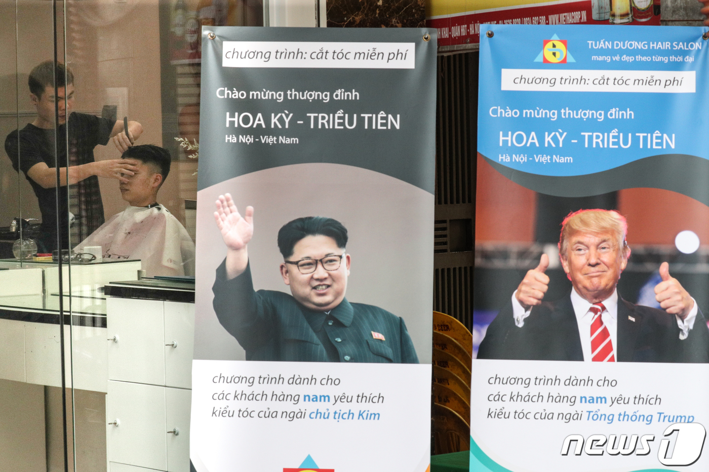 (하노이(베트남)=뉴스1) 성동훈 기자 = 제2차 북미정상회담을 일주일 앞둔 20일 오후 베트남 하노이에 위치한 한 헤어샵을 찾은 시민이 김정은 북한 국무위원장과 같은 헤어스타일로 …