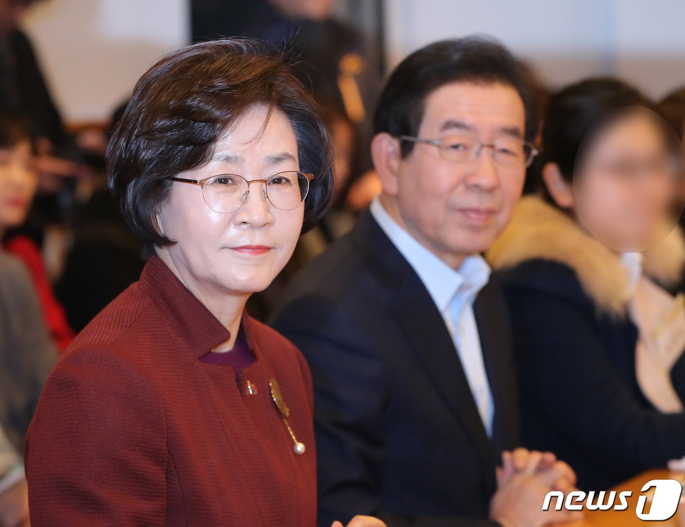 본문 이미지 - 김상희 저출산고령사회위원회 부위원장과 박원순 서울시장이 20일 오후 서울 용산구 상상캔버스에서 열린 중소기업 직장맘의 일생활 균형을 위한 직장맘과의 간담회에 참석해 의견을 청취하고 있다. 2019.2.20/뉴스1 ⓒ News1 구윤성 기자