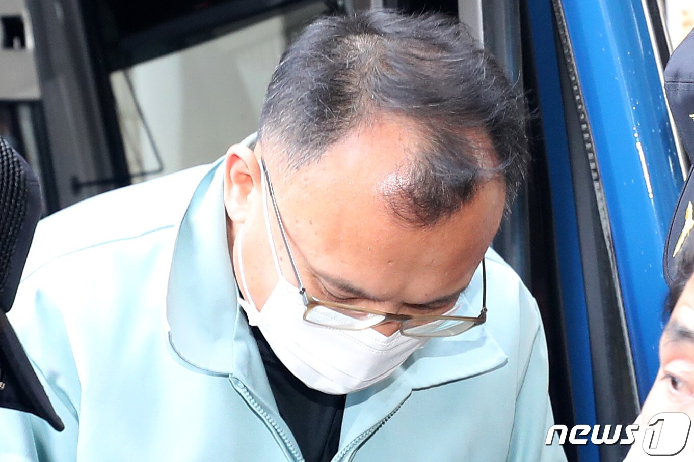 본문 이미지 - 상습폭행과 마약류관리법 등의 혐의를 받는 양진호 한국미래기술 회장이 21일 오전 경기도 성남시 수원지방법원 성남지원에서 열린 2차 공판을 위해 호송차에서 내리고 있다. 2019.2.21/뉴스1 ⓒ News1 조태형 기자