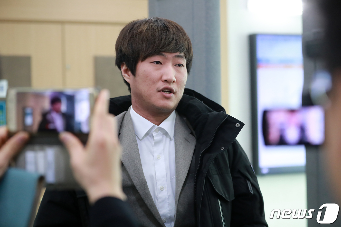 (대구=뉴스1) 공정식 기자 = 개인방송을 통해 초등학교 때 담임교사의 명예를 훼손한 혐의로 기소된 구독자 97만 명의 인기 유튜버 유정호(26)씨가 21일 오전 대구지법에서 열린 …