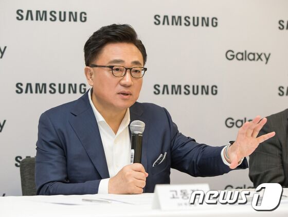 고동진 삼성전자 IM부문장(사장)이 갤럭시A시리즈 전략에 대해 설명하고 있다. © 뉴스1