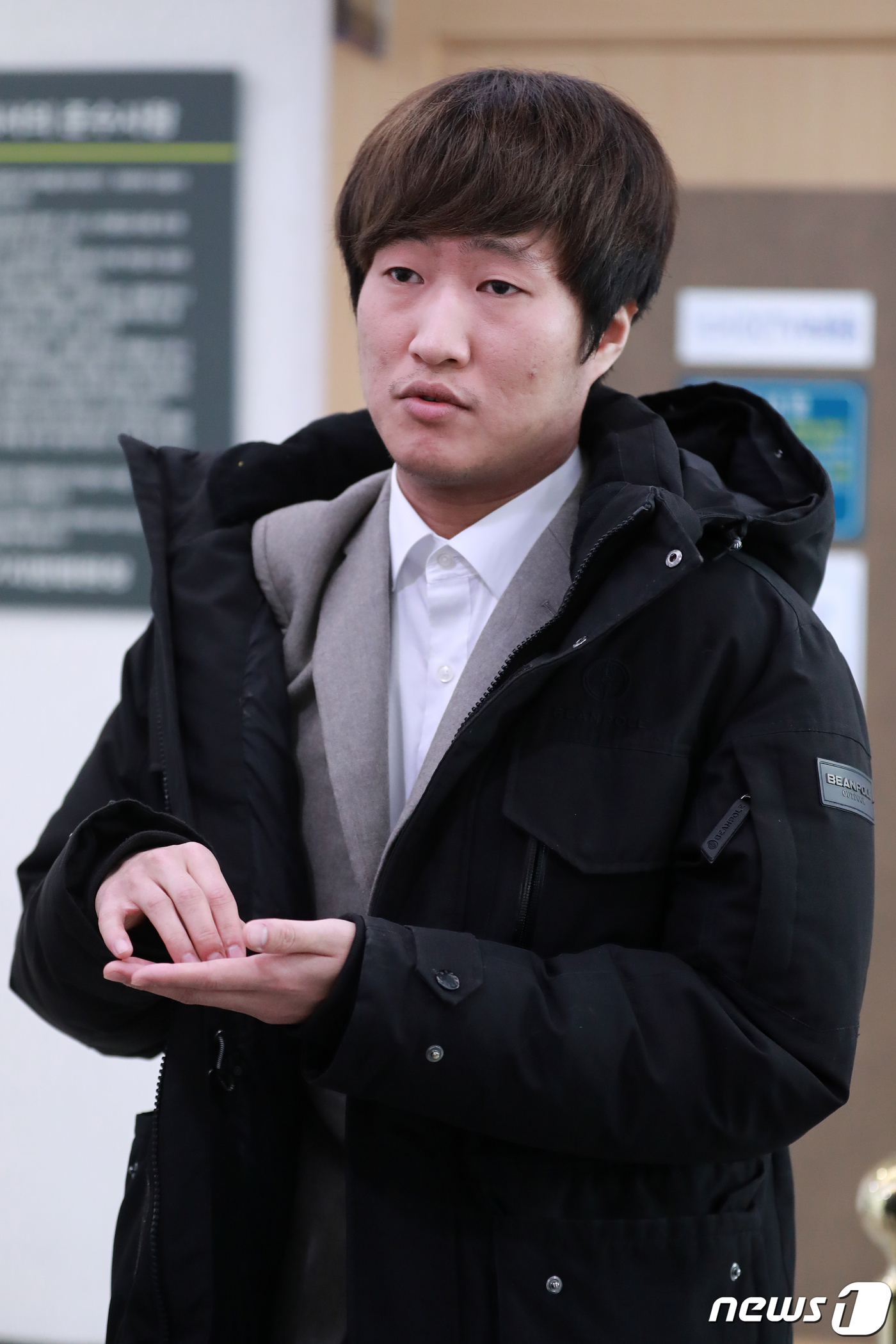 (대구=뉴스1) 공정식 기자 = 개인방송을 통해 초등학교 때 담임교사의 명예를 훼손한 혐의로 기소된 구독자 97만 명의 인기 유튜버 유정호(26)씨가 21일 오전 대구지법에서 열린 …