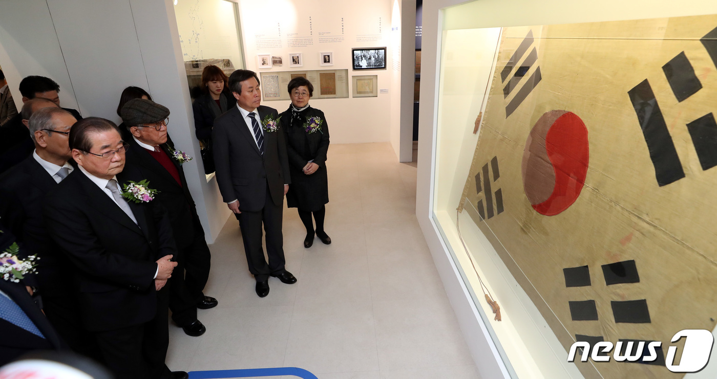 (서울=뉴스1) 박정호 기자 = 도종환 문화체육관광부 장관과 한완상 위원장 및 주요 내빈들이 21일 오후 서울 종로구 대한민국역사박물관 기획전시실에서 열린 '대한독립 그날이 오면' …