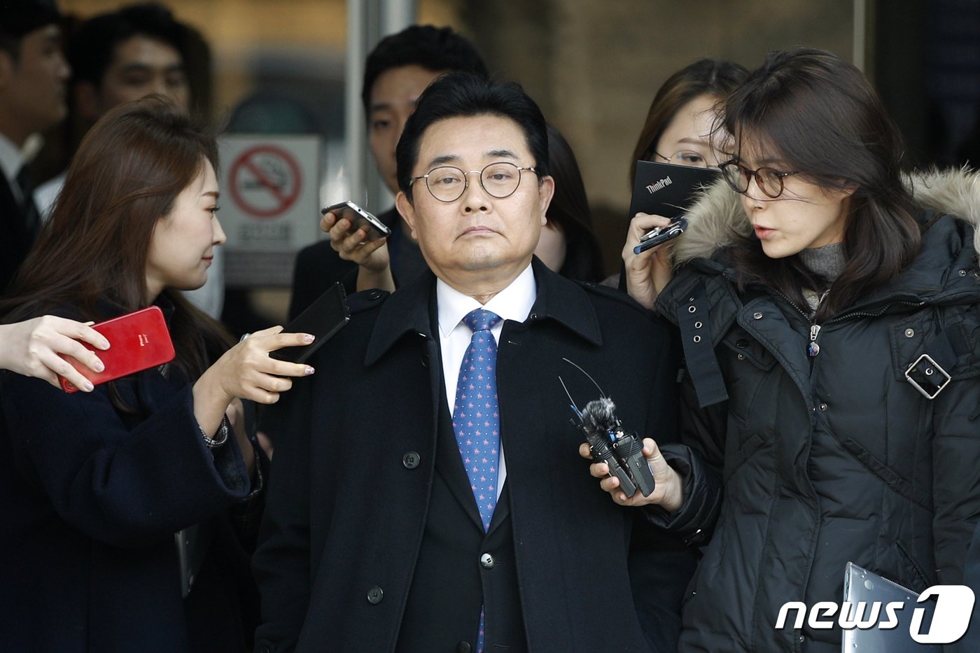 본문 이미지 - 한국e스포츠협회를 통해 이권을 챙기려 한 의혹 등으로 재판에 넘겨진 전병헌 전 청와대 정무수석이 21일 오후 서울 서초구 중앙지방법원에서 열린 1심 선고 공판에서 특정범죄가중처벌법상 뇌물수수 혐의에 대해 징역 5년과 벌금 3억5000만원을, 직권남용권리행사방해 등 혐의에 대해 징역 1년에 집행유예 2년을 선고받은 뒤 차량으로 향하고 있다. 전 전 수석은 1심에서 실형을 선고받았지만 법정에서 구속되진 않았다. 2019.2.21/뉴스1 ⓒ News1 안은나 기자