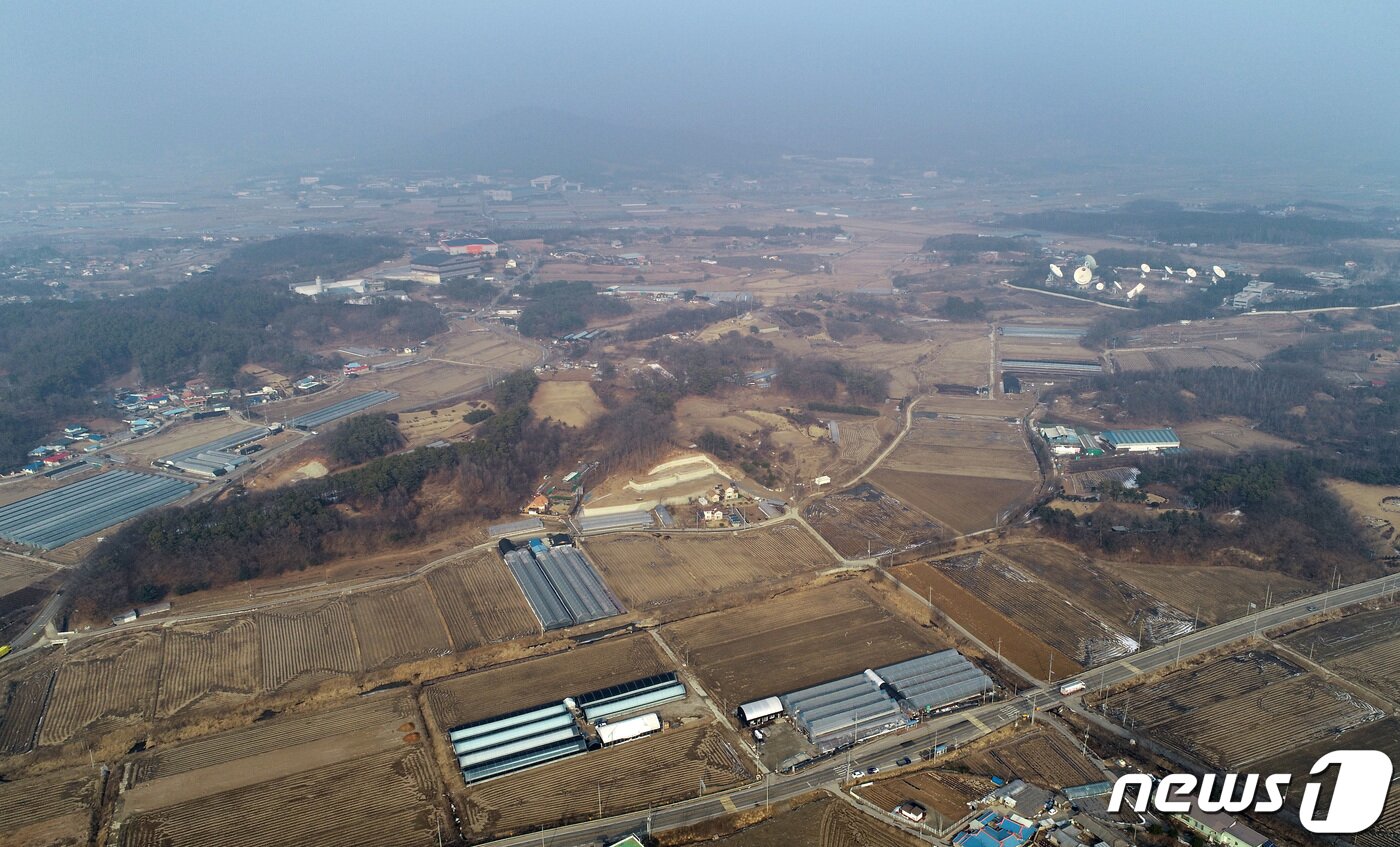 본문 이미지 - SK하이닉스가 10년간 120조원을 투자하는 반도체 클러스터 후보지로 경기도 용인시를 선택했다. 사진은 반도체 클러스터 부지 조성을 위해 설립된 특수목적회사(SPC)인 ㈜용인일반산업단지가 신청한 경기도 용인시 처인구 원삼면 일대의 모습. 2019.2.21/뉴스1 ⓒ News1 조태형 기자