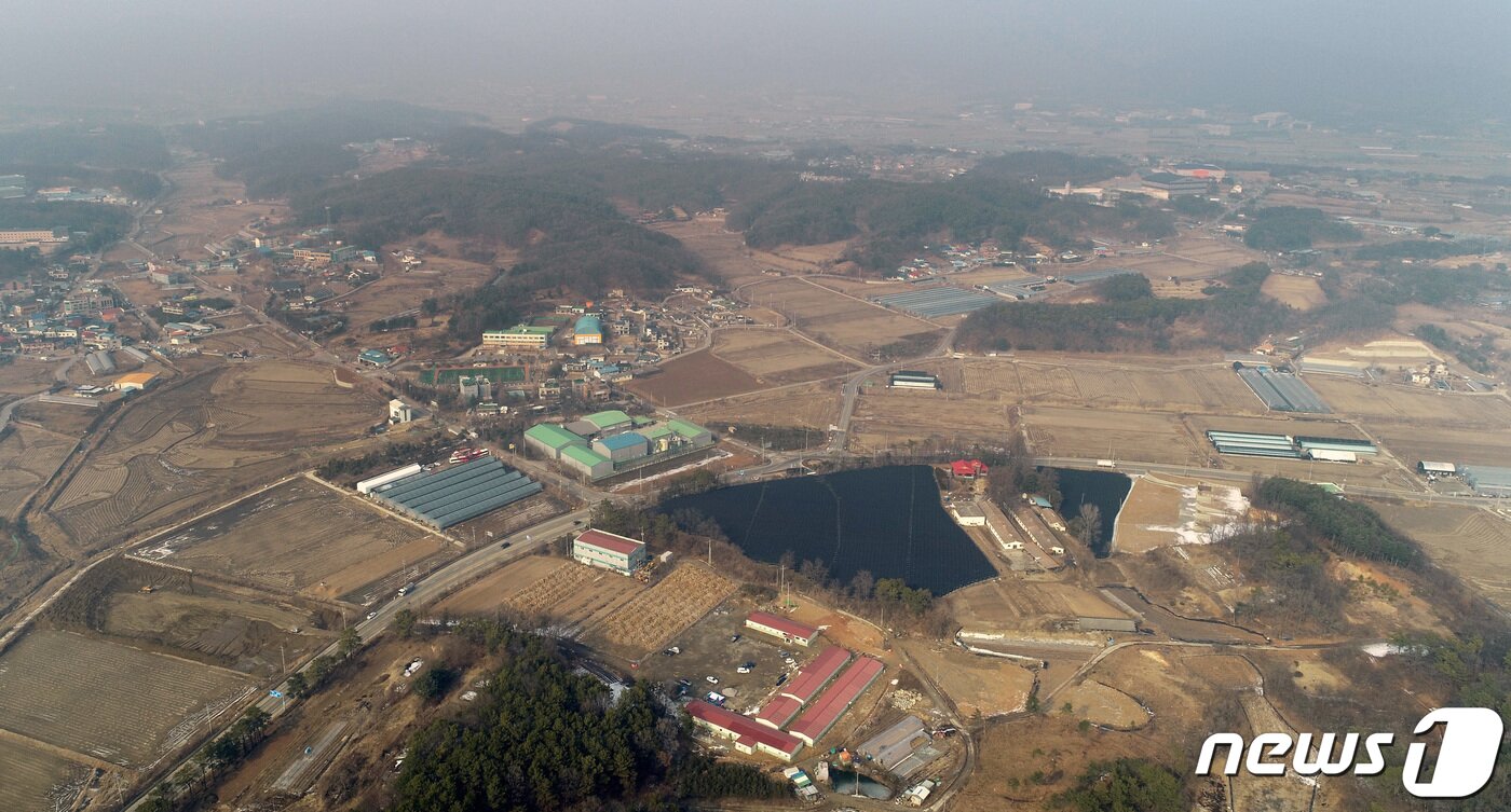 본문 이미지 - SK하이닉스가 10년간 120조원을 투자하는 반도체 클러스터 후보지로 경기도 용인시를 선택했다. 사진은 반도체 클러스터 부지 조성을 위해 설립된 특수목적회사(SPC)인 ㈜용인일반산업단지가 신청한 경기도 용인시 처인구 원삼면 일대의 모습. 2019.2.21/뉴스1 ⓒ News1 조태형 기자