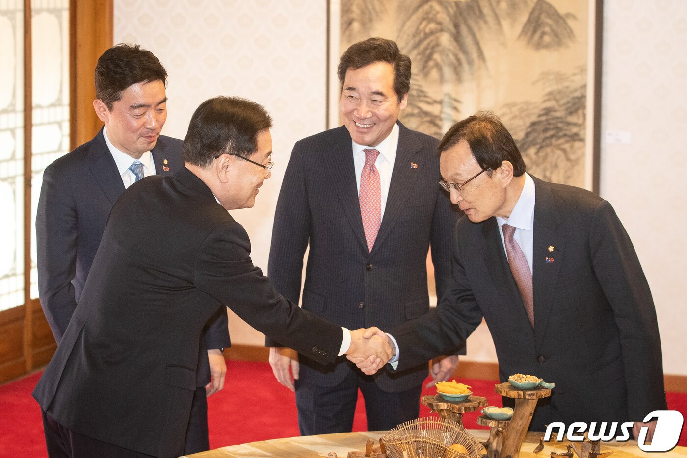 본문 이미지 - 지난 2019년 2월 이낙연 당시 국무총리가 서울 종로구 총리공관에서 열린 고위당정청협의회에 참석하고 있다.  2019.2.21/뉴스1 ⓒ News1 유승관 기자