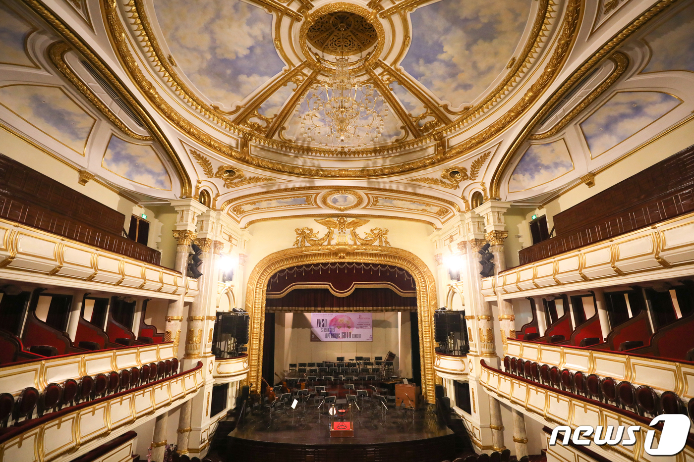 (서울=뉴스1) 성동훈 기자 = 21일 오후 베트남 하노이 오페라하우스 내부 모습.2차 북미정상회담을 앞두고 미국과 북한의 의전 책임자가 이곳을 찾아 회담 장소로 떠오르고 있다. …