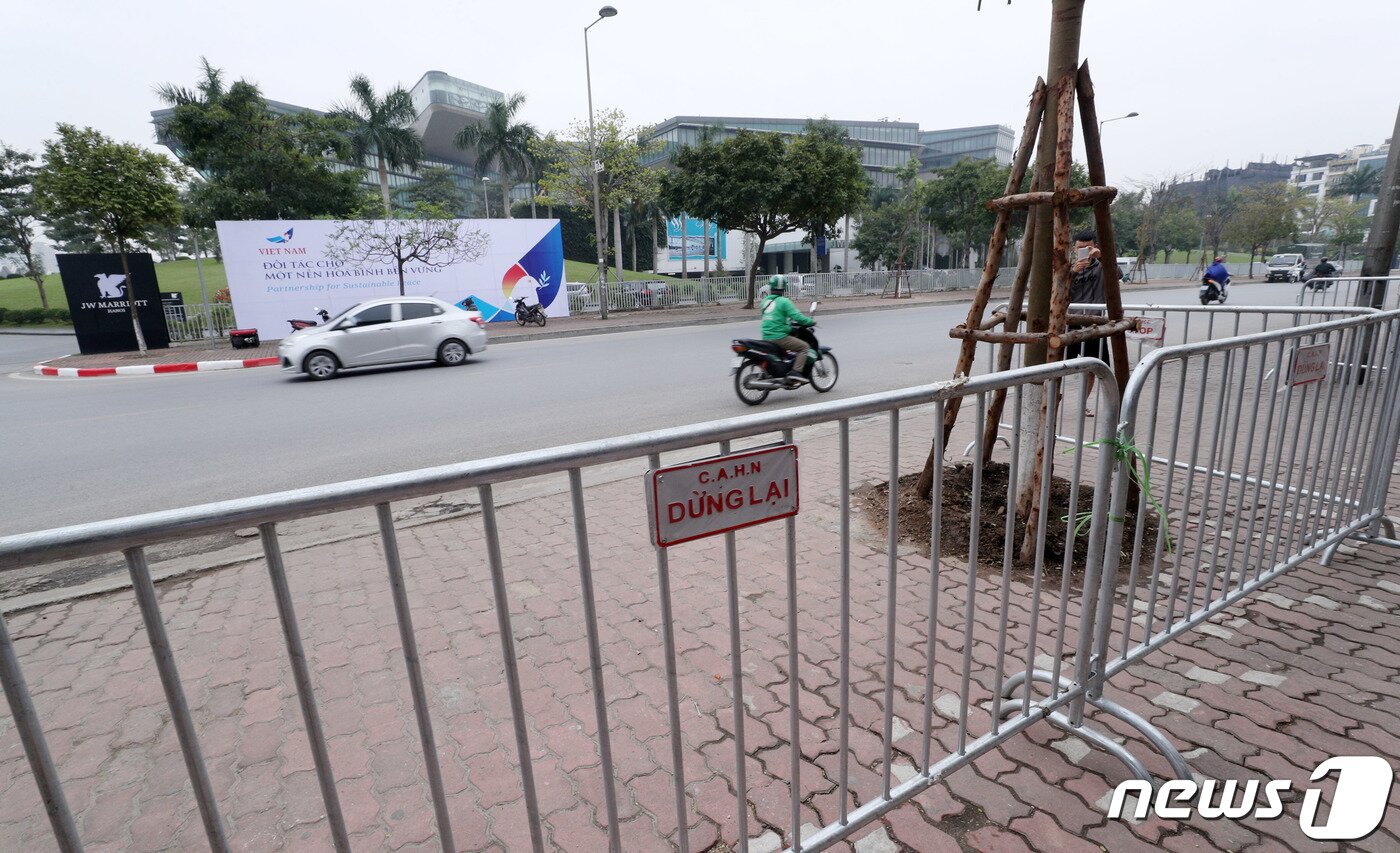 본문 이미지 - 제2차 북미정상회담을 5일 앞둔 22일 도널드트럼프 미국 대통령 숙소로 유력한 베트남 하노이 JW메리어트호텔앞에 펜스가 설치돼 있다. 2019.2.22/뉴스1 ⓒ News1 박세연 기자