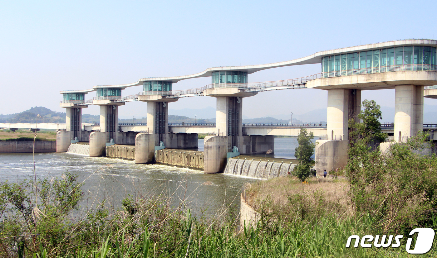 (광주=뉴스1) 황희규 기자 = 4대강 조사·평가 기획위원회는 22일 5개의 금강·영산강 보 가운데 세종보·공주보·죽산보를 철거하고 백제보·승촌보 2개는 상시 개방할 것을 제안했다 …